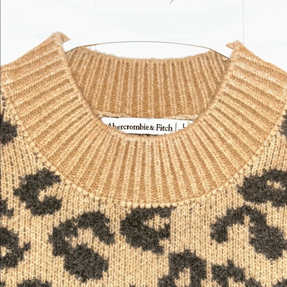 Abercrombie & Fitch Leopard Print Short Sleeve Sweater - Picture 6 of 10